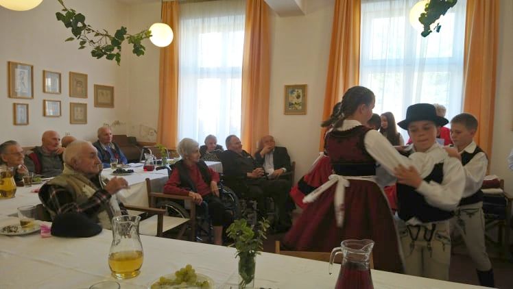 Szüreti műsor a szombatfalvi idősotthonban.