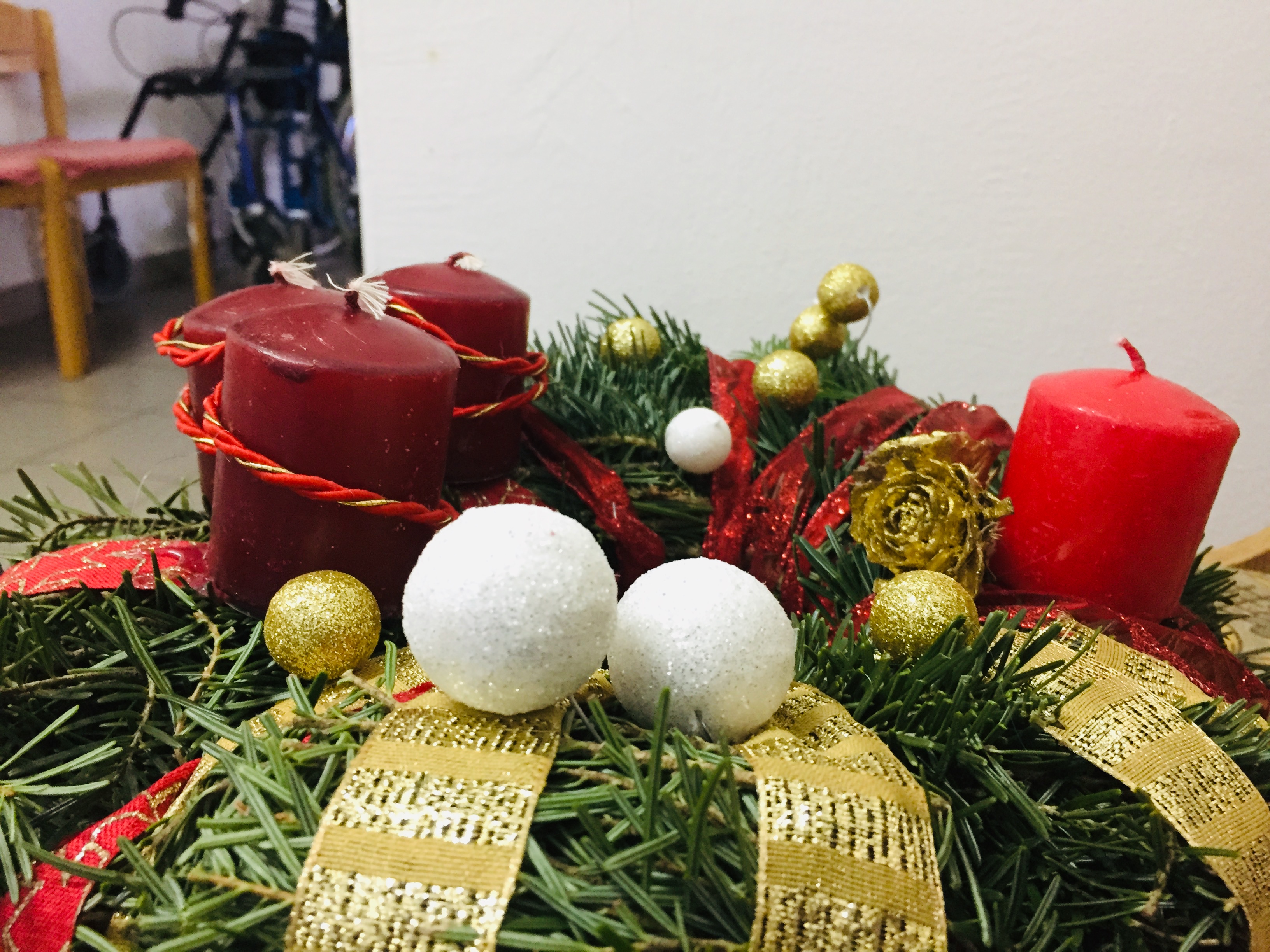 Adventi koszorúkészítés az Idősotthonban